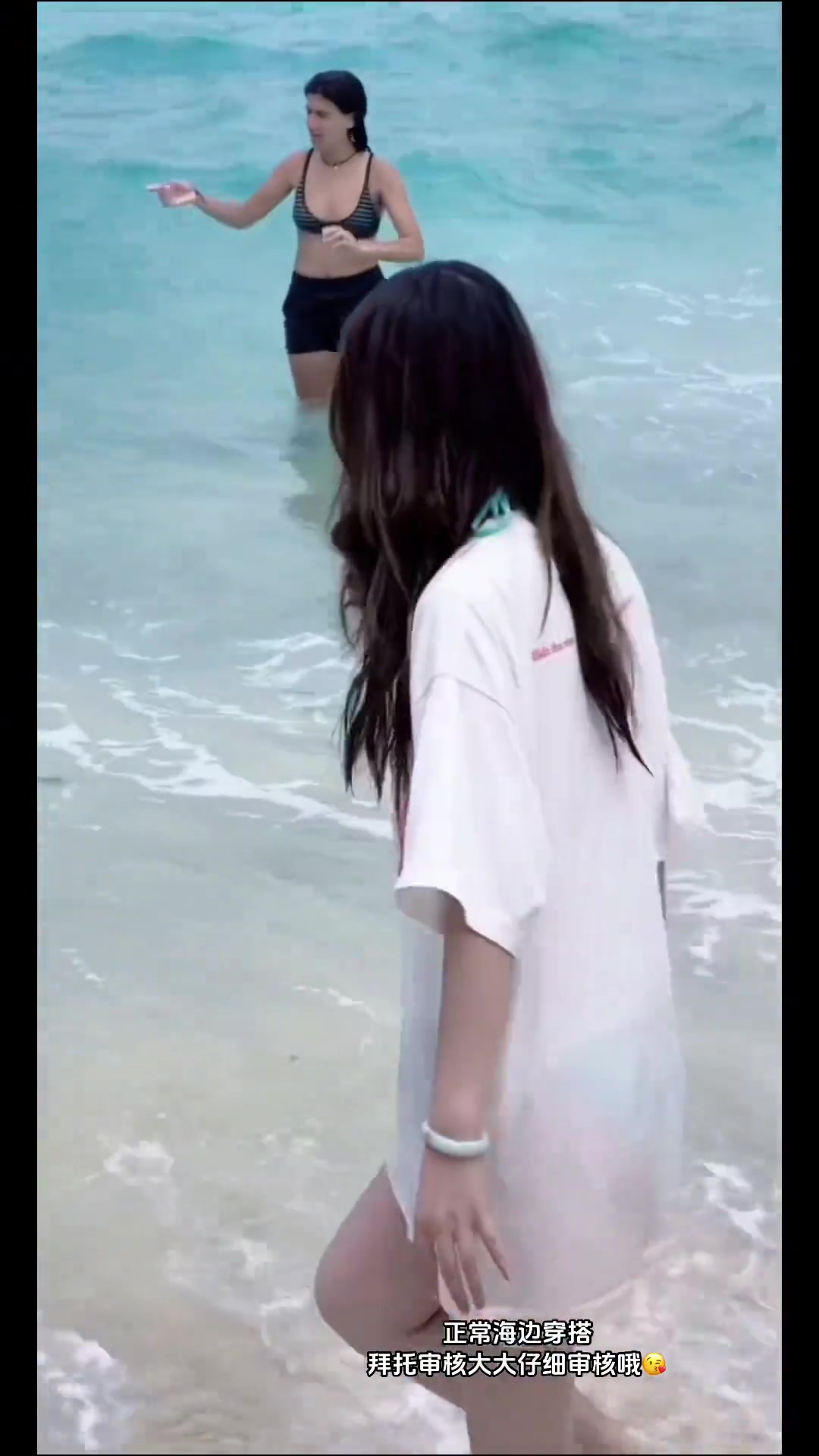 别说那男的了,彭于晏过去了也是要偷瞄两眼的