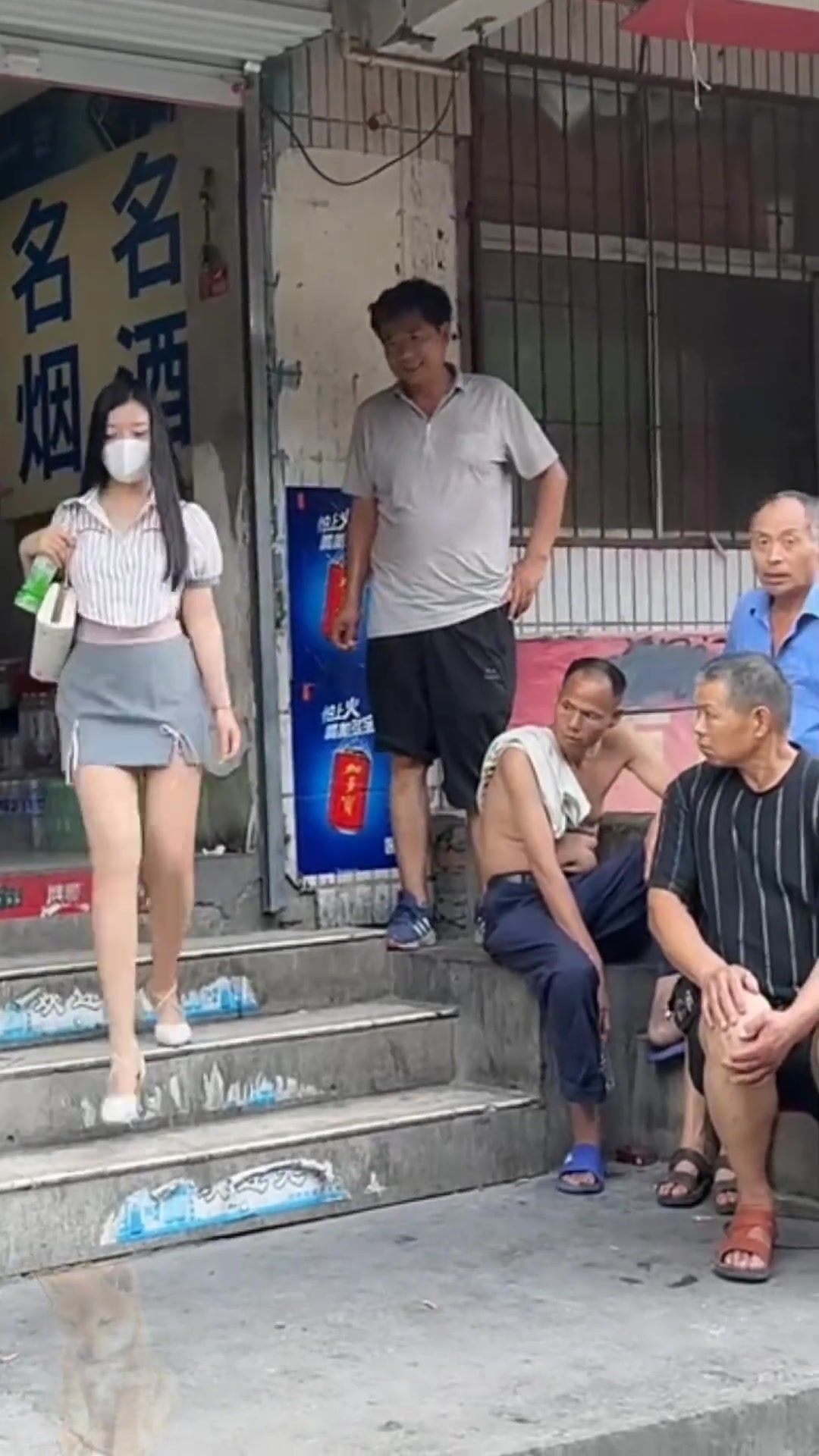 这几位大爷估计都看迷糊了...