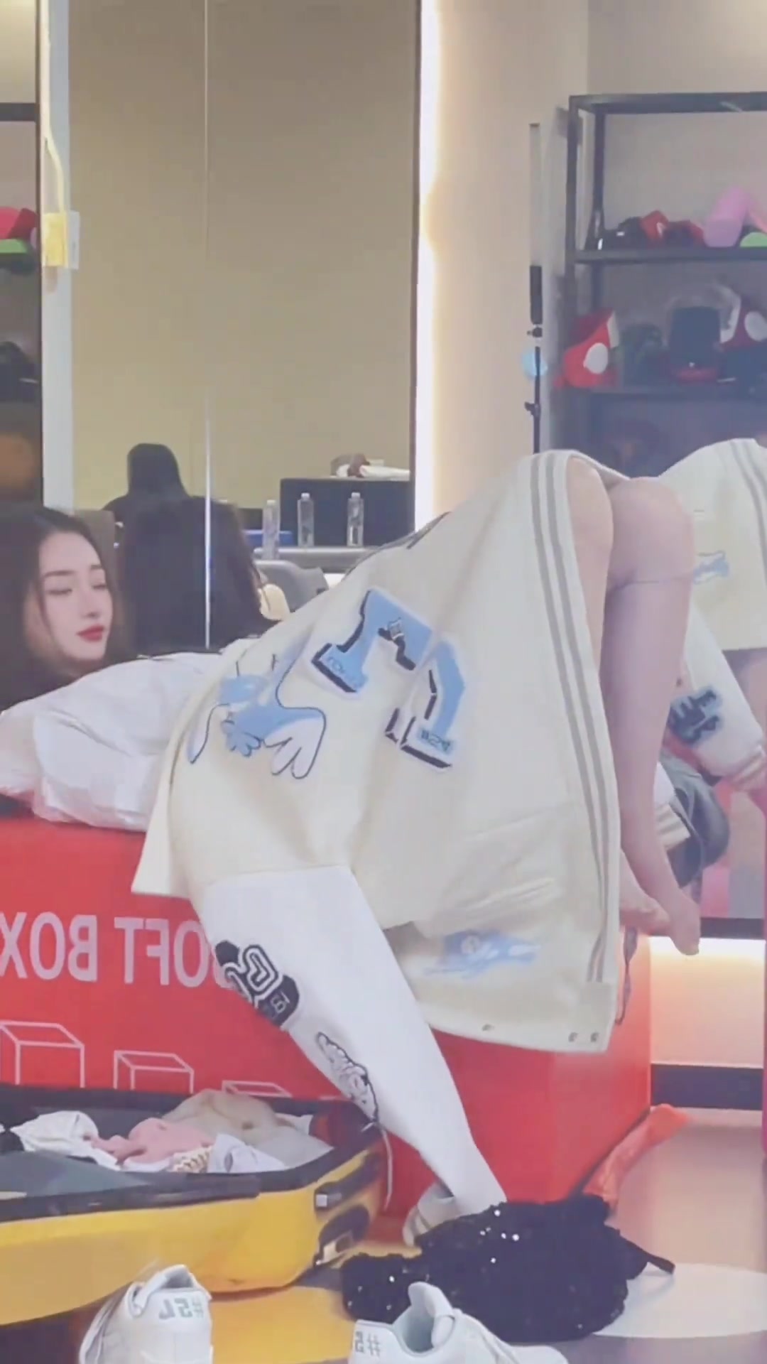 没有更衣室吗小姐姐在公共场合就换上衣服了