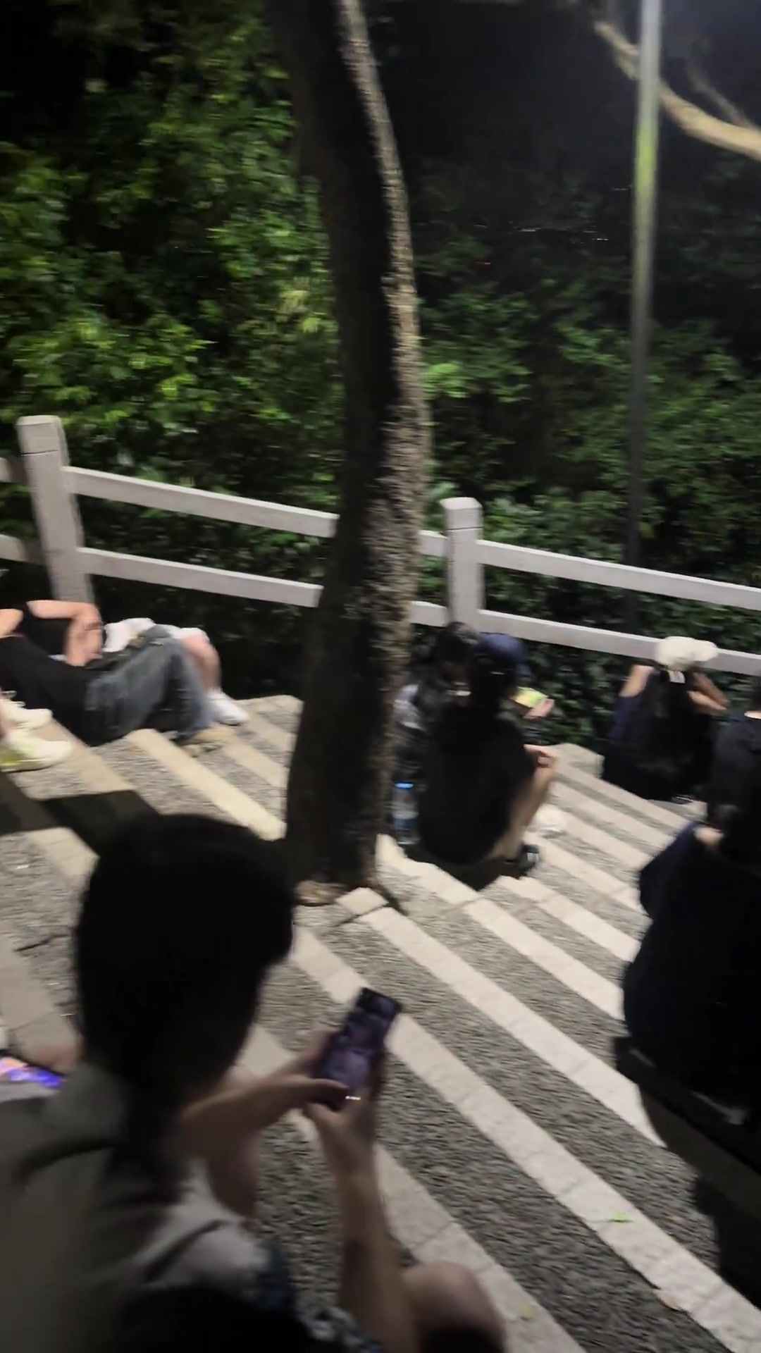 年轻的男女们真好,躺下就睡