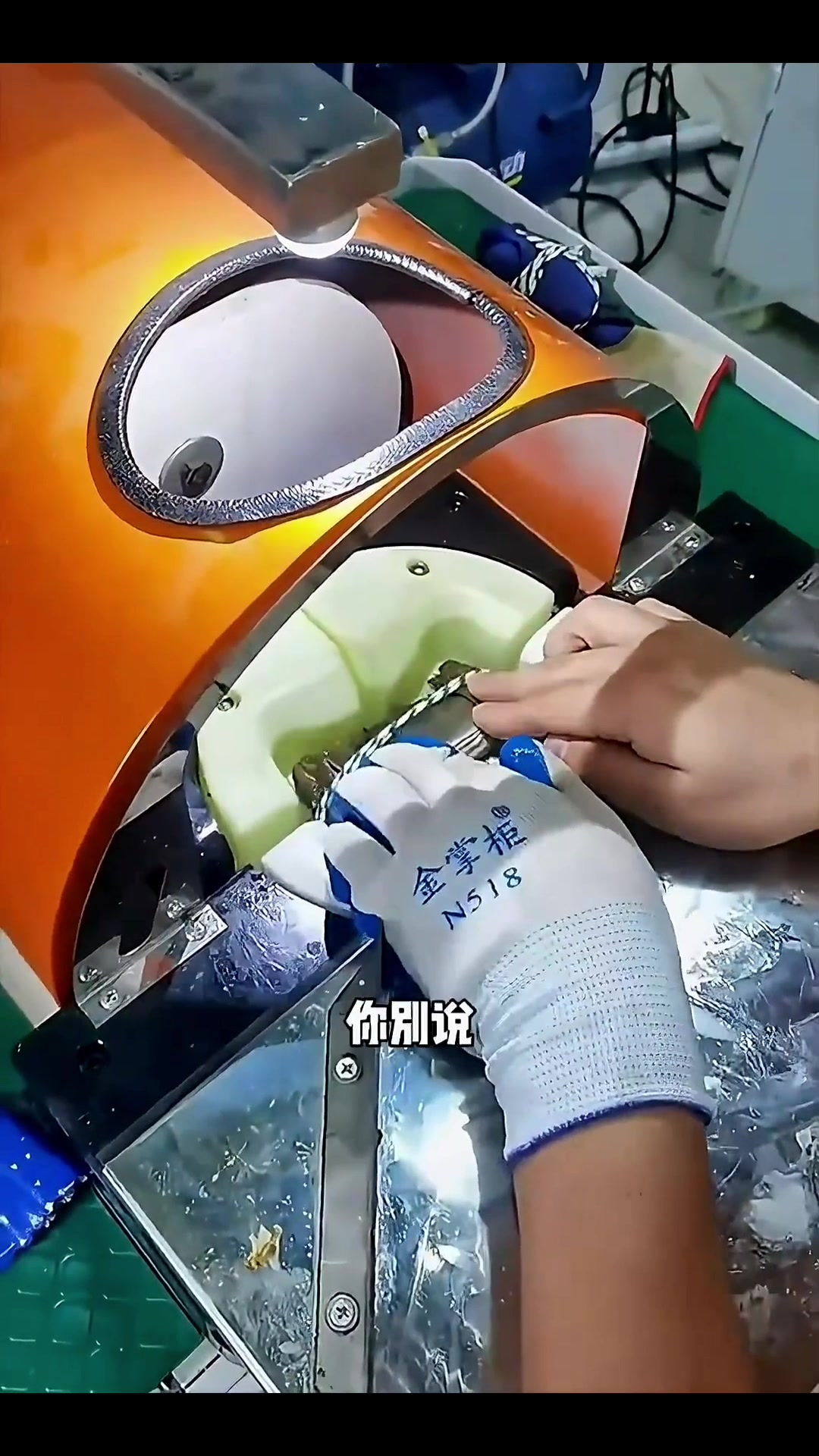 现在螃蟹原来是用机器捆绑的呀!