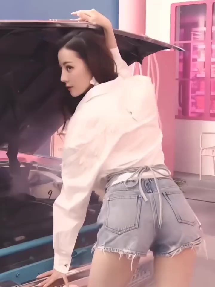 迪丽热巴当车模,那不是秒杀一切女网红