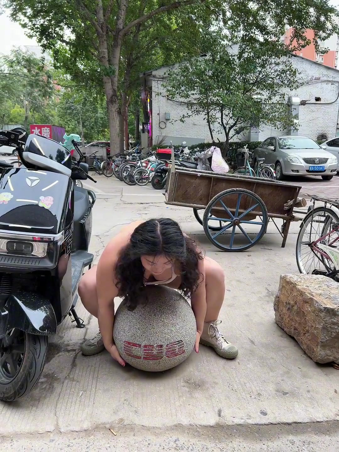 大妹子真猛啊!这球少说也有一百斤吧!