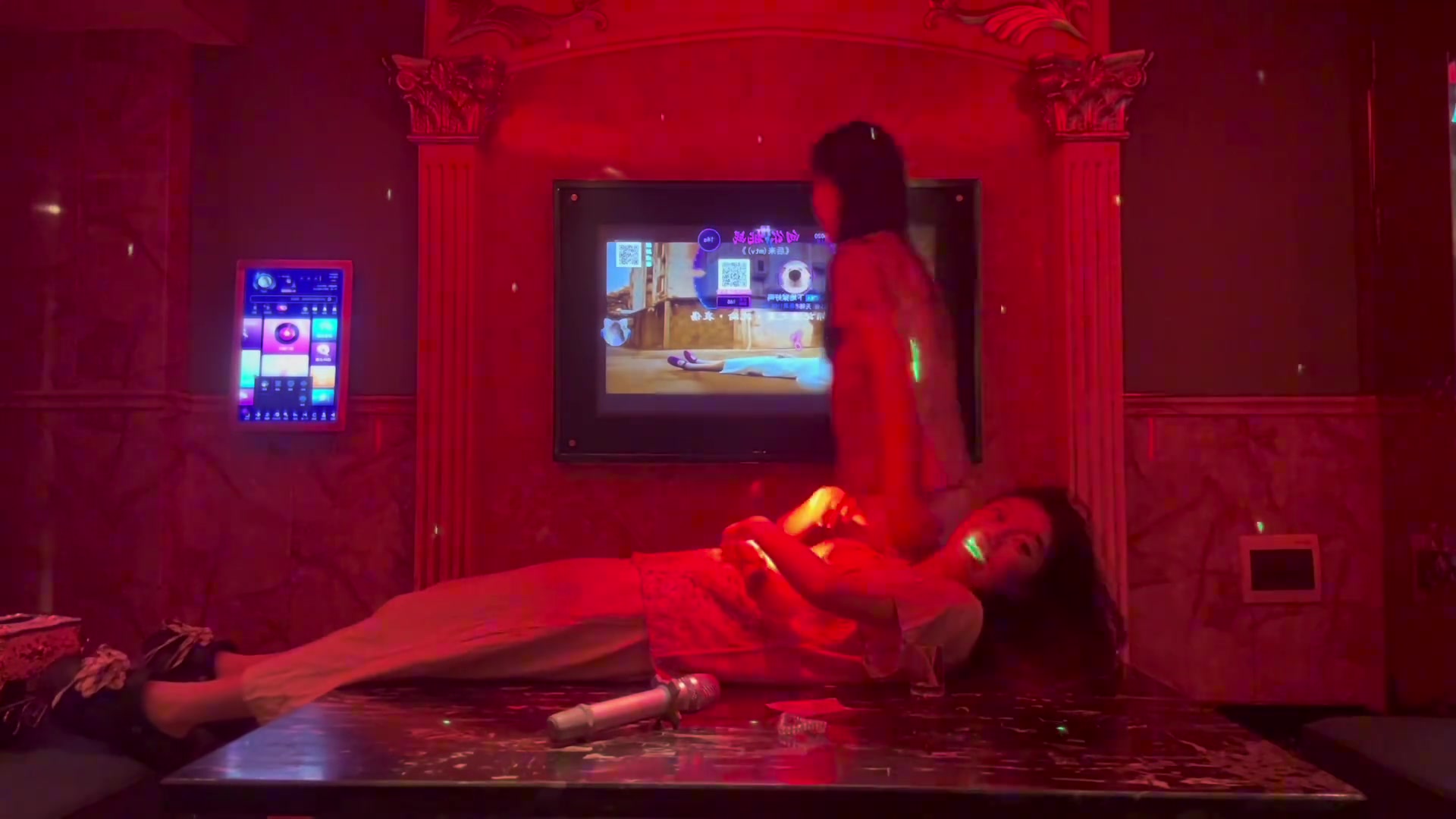 KTV服务员像是端了两盘供品上来!