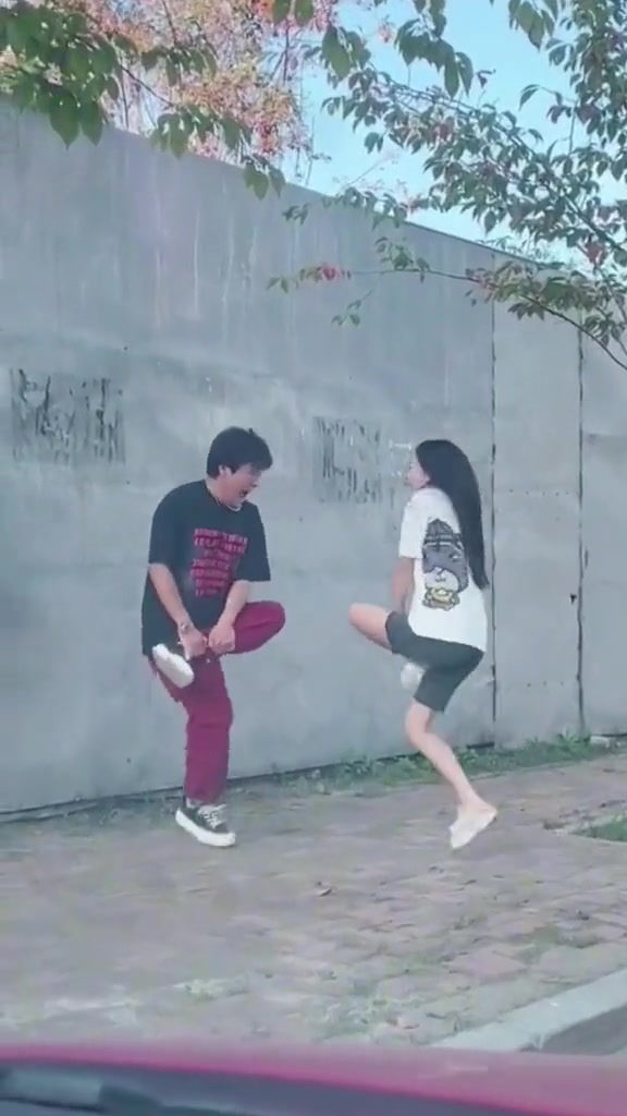 妹子真执着啊,宁可用脸刹车都不把腿放下来!