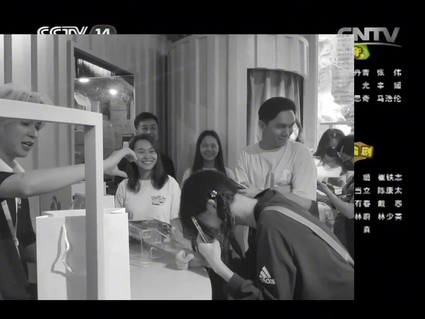 妹子这么紧张吗手一直在抖!