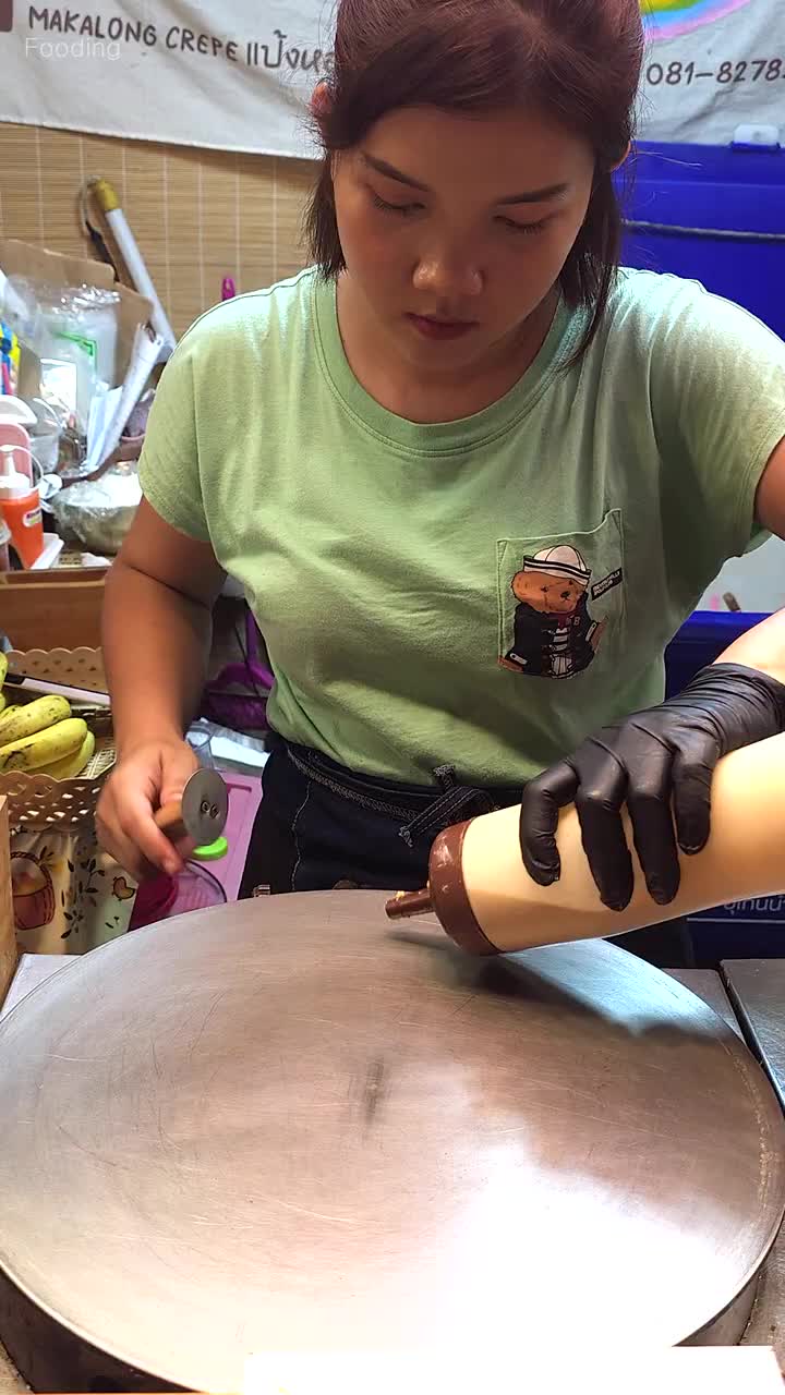 微笑女孩制作的椰子脆饼泰国街头小吃,看着不错啊