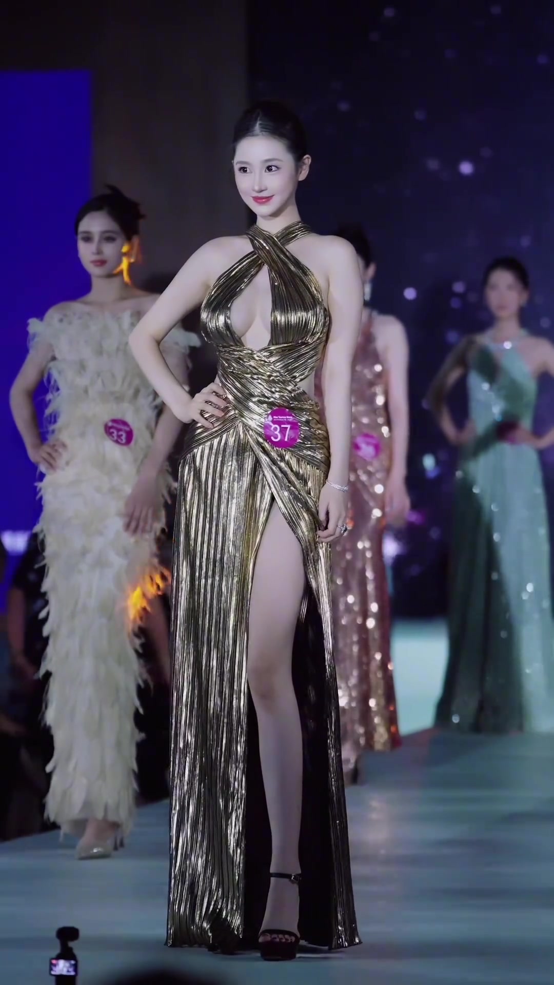 这件衣服设计的很好啊!完美展示出小姐姐的身材