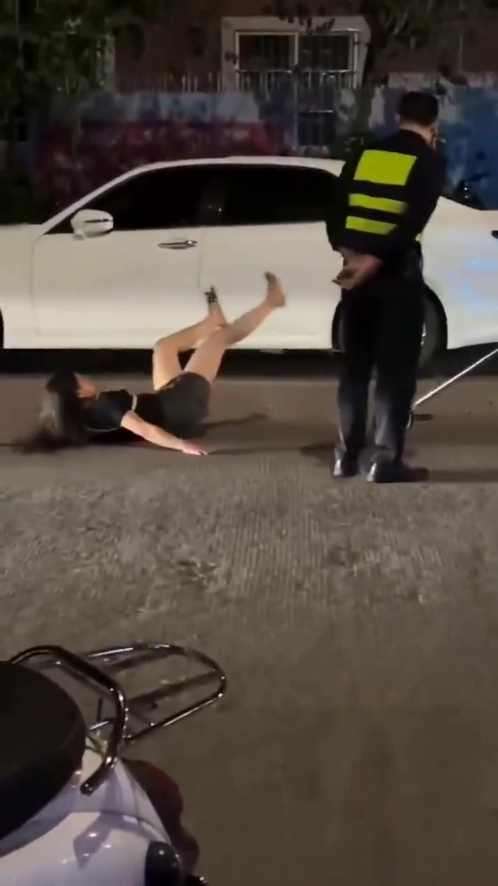 太危险了!幸好女子没有头着地