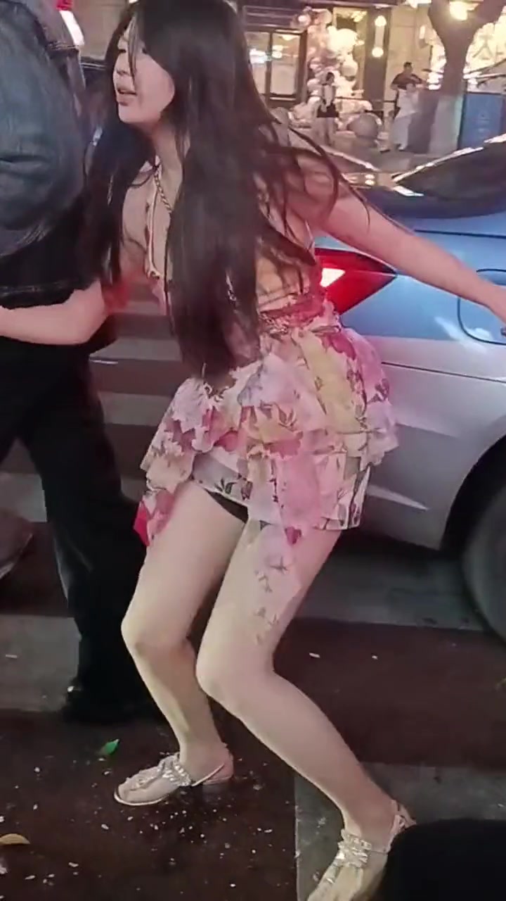 小姐姐酒还没醒就被强行拉走了啊