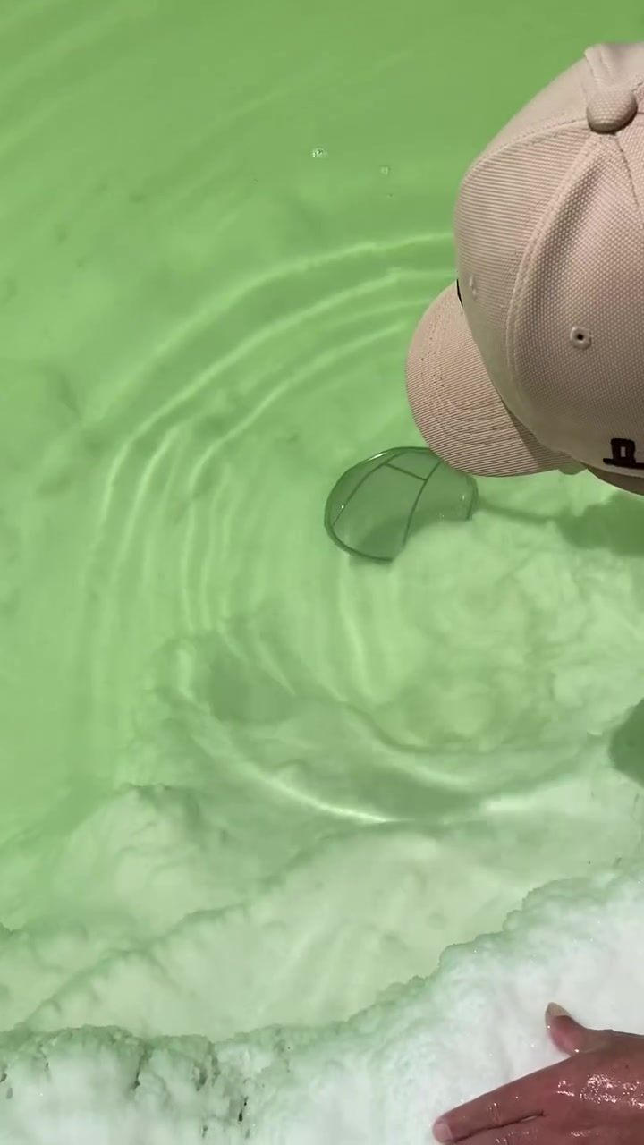 这盐湖的盐都凝实了都!!