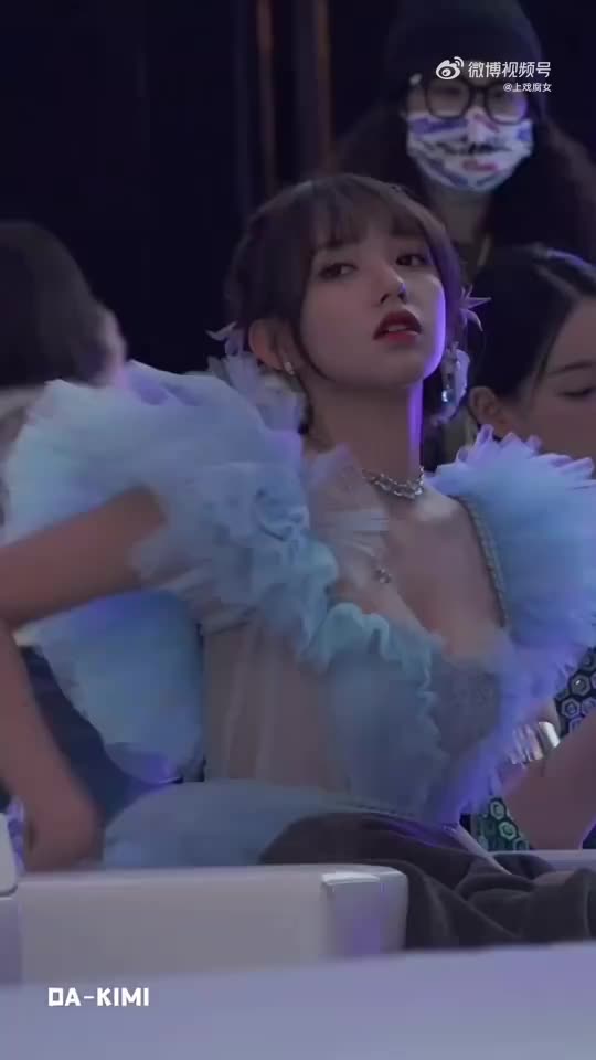 程潇的这个蓝色礼服很有小心机啊