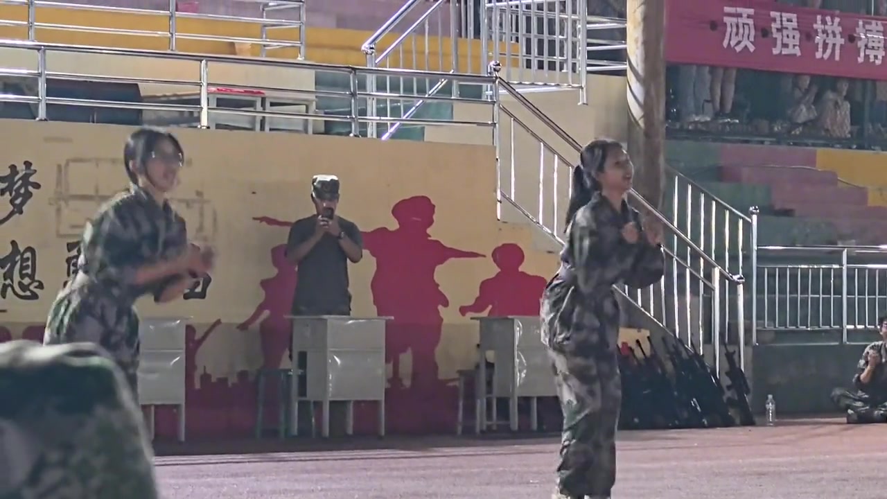 现在军训跳舞是一件很流行的事情吗!