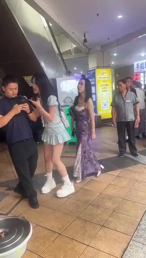 这男的是偷拍这个小姐姐了吗!竟然拍完还想跑!