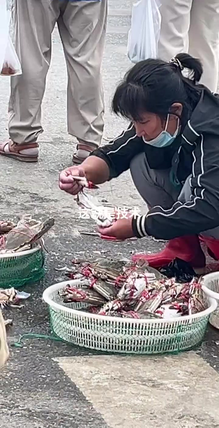 这是把死了的螃蟹拆开来卖吗