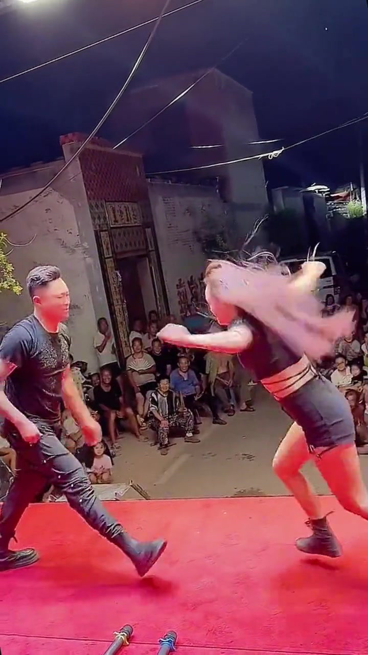 只有我想看他们什么时候摔倒吗!