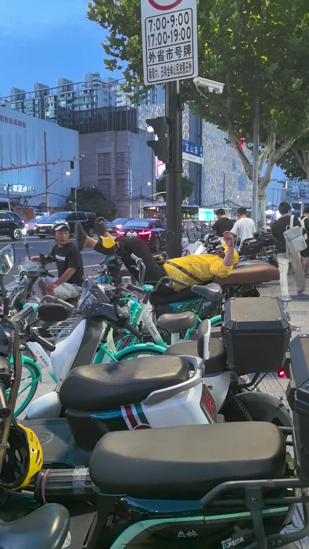 这可能是他唯一让自己放松的方式!