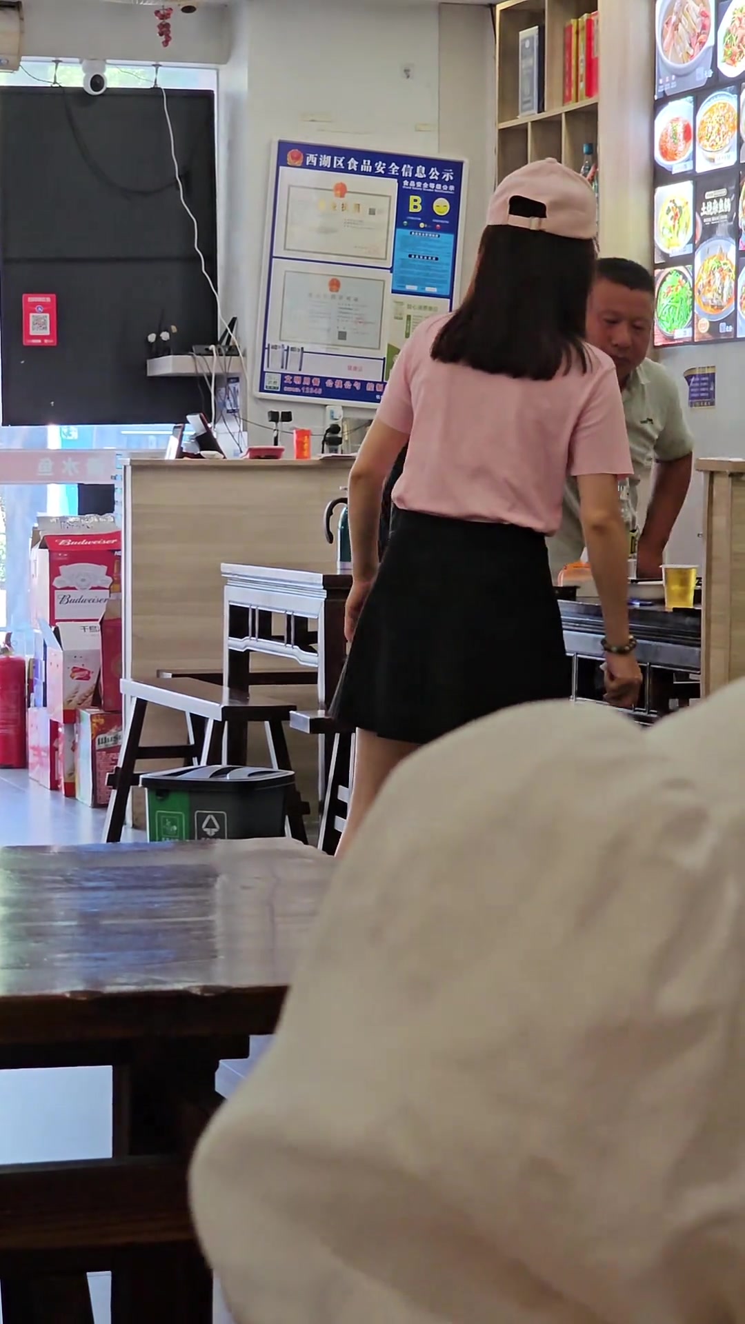 做生意的还是不要多嘴的好,客人要喝就让他喝!