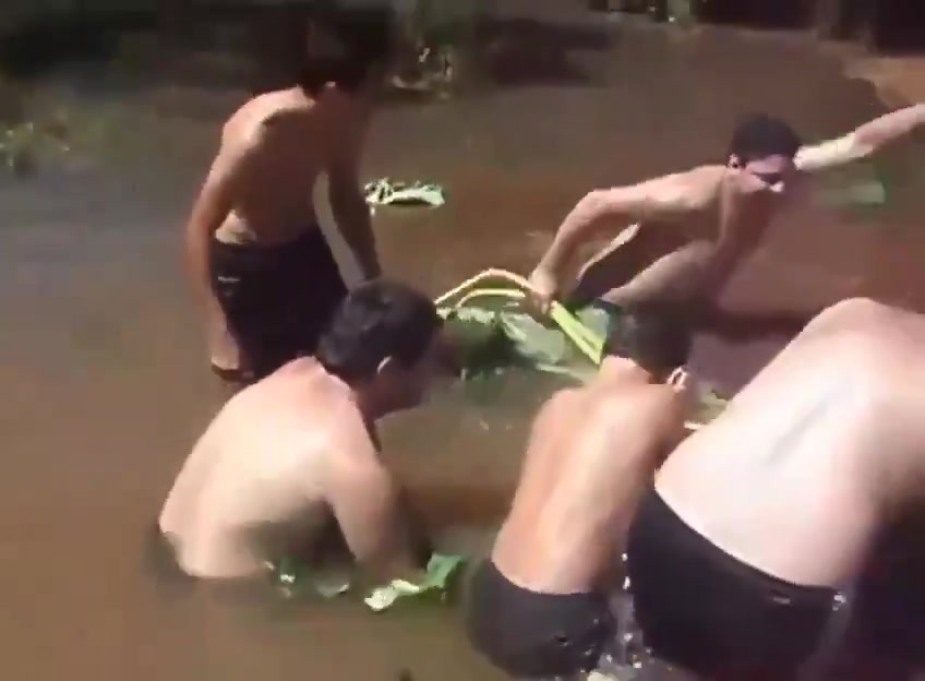 这是被水里的涵洞给吸走了吗