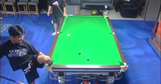 反正我打台球从来不把球桌穿脚上!