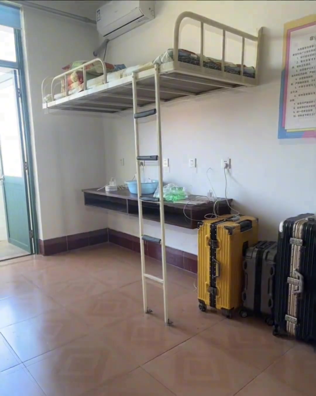 这也算得上是上床下桌啊