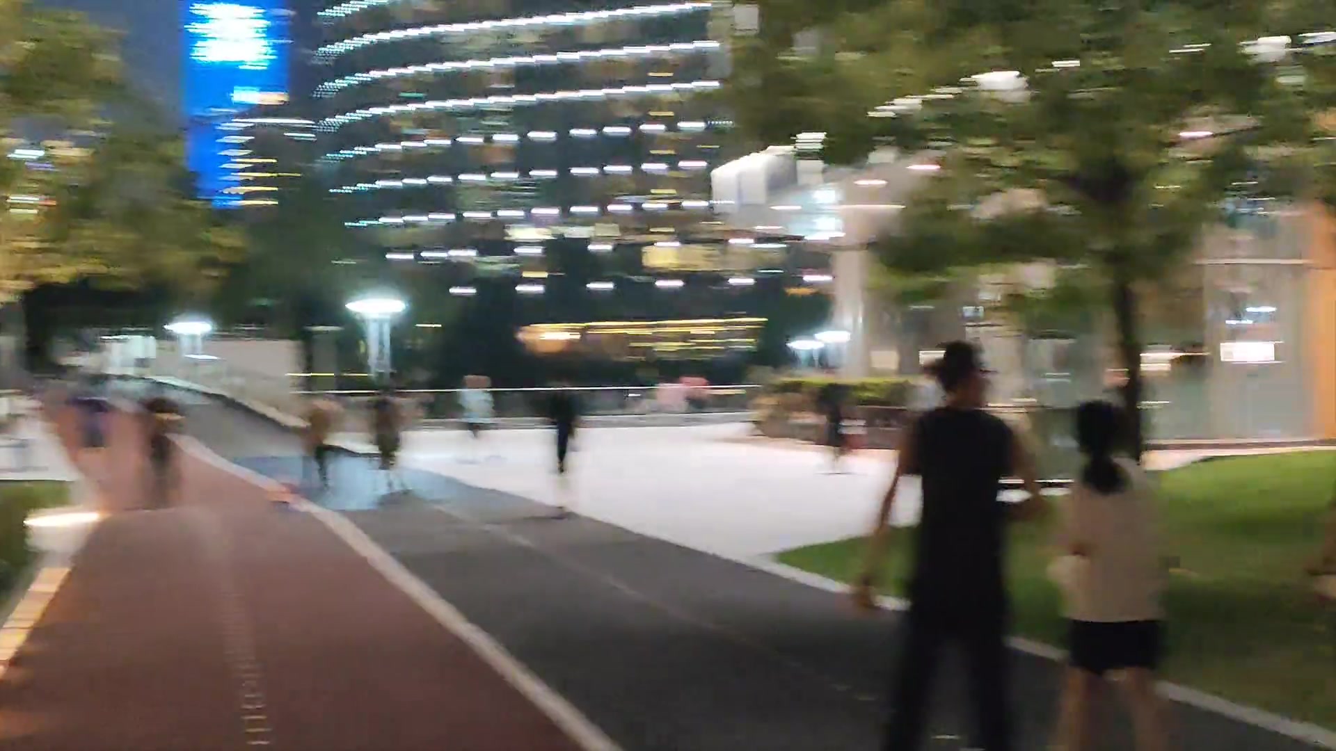 这种情况只有栏杆能限制住!