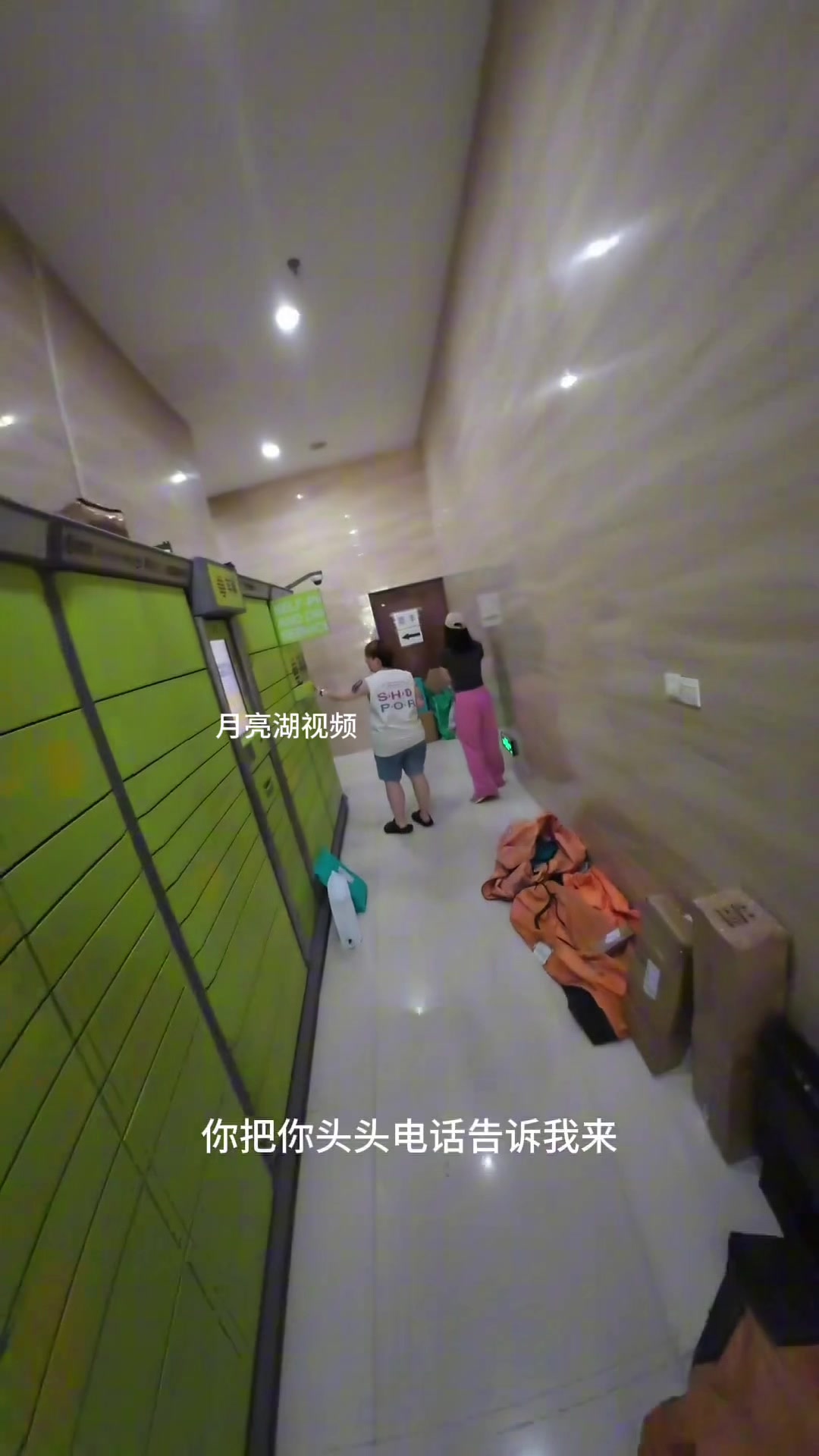 女子拿不出柜子里的快递疯狂骂街,男子好心帮拿出还被骂多管事