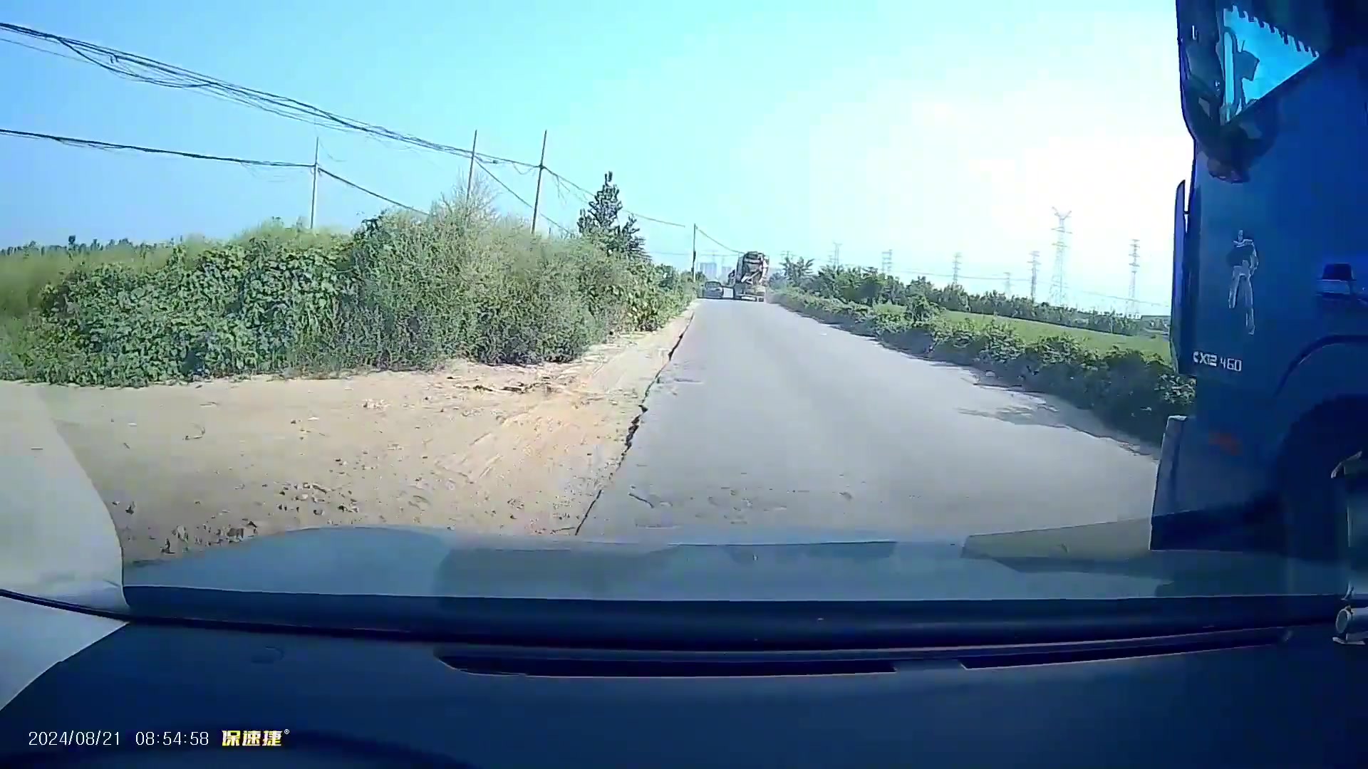 这车让大哥超的稀碎,就这还急眼了