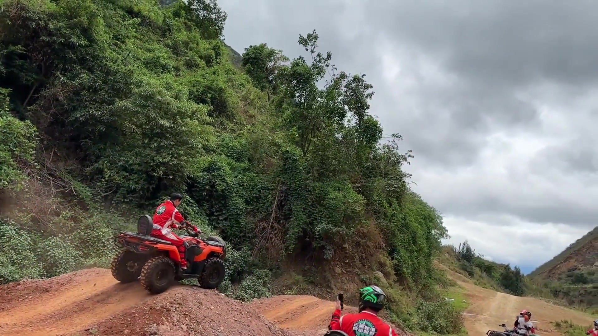 遇到危险头盔先跑了