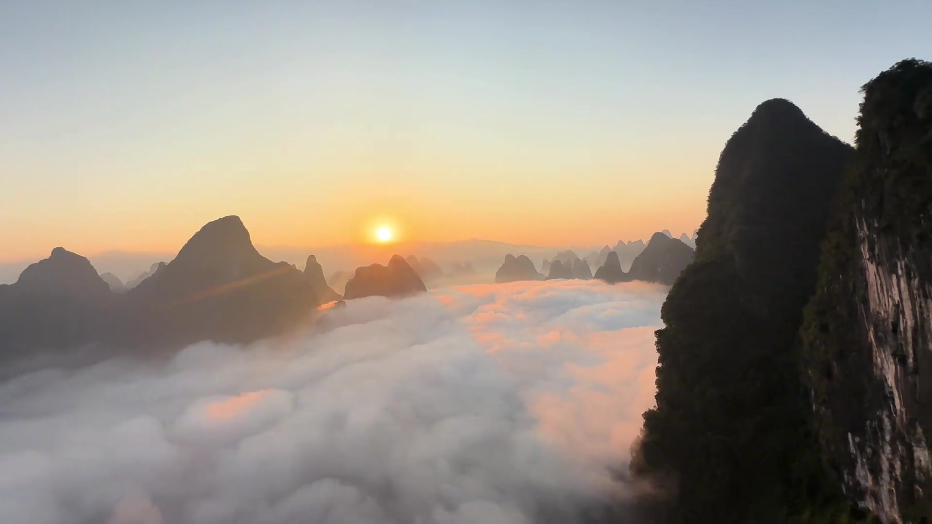 现场出动了三台无人机都没有发现这位兄台的时候震惊