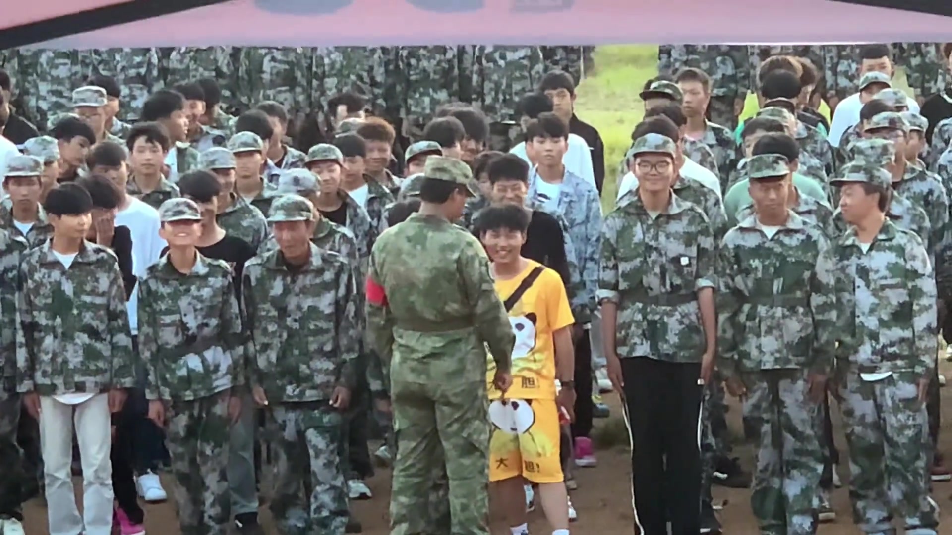 小伙军训穿“龙袍”调戏教官