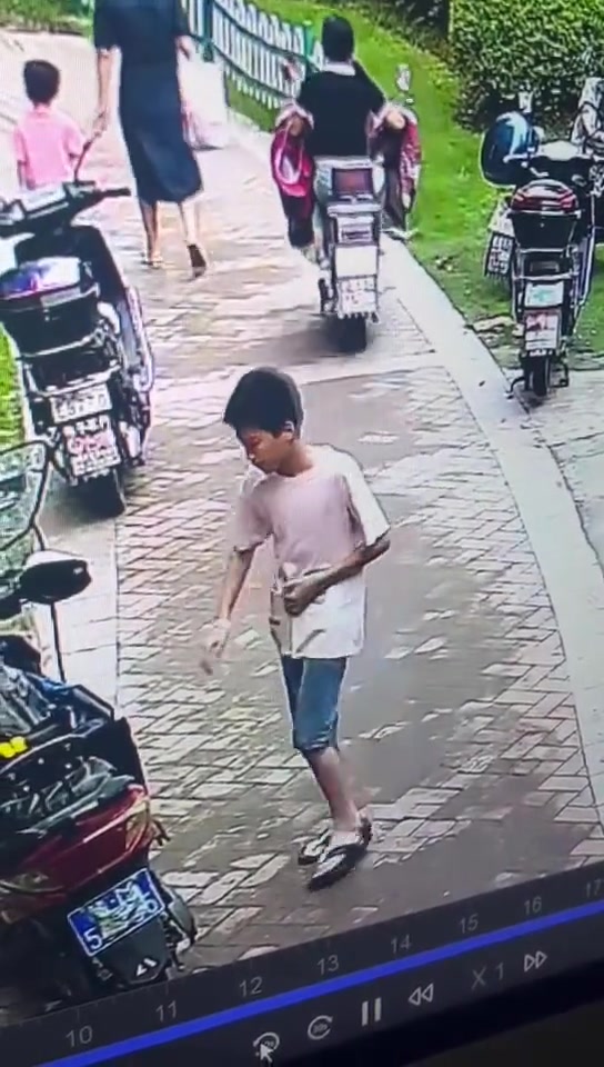 这家伙绝对不是第一次干这事了!!一套动作行云流水!