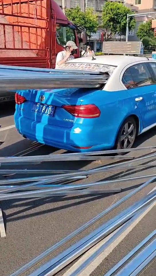 货车刹车时钢管插进了前面的出租车!幸好副驾驶的乘客没事!