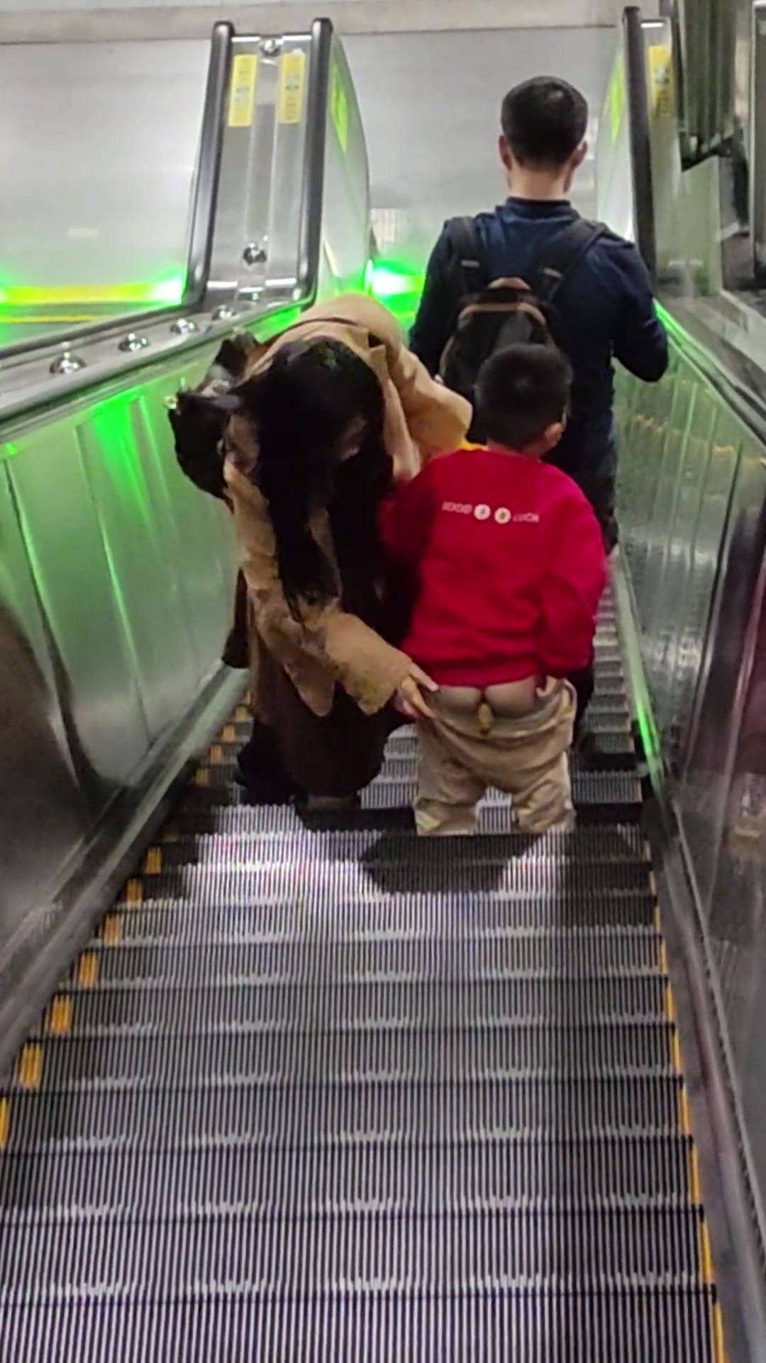 她甚至还闻了闻!他还知道把裤子拉下来!