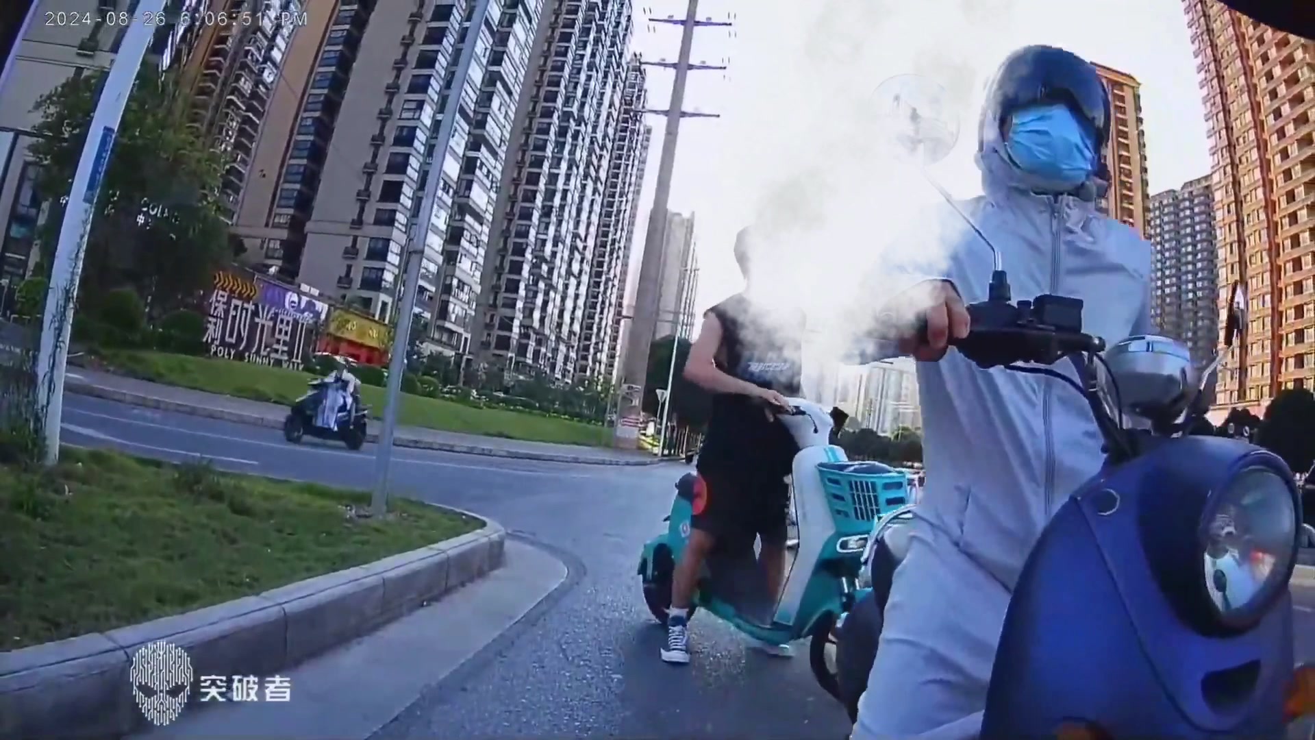 骑车低头玩手机,看来彼此都习以为常了