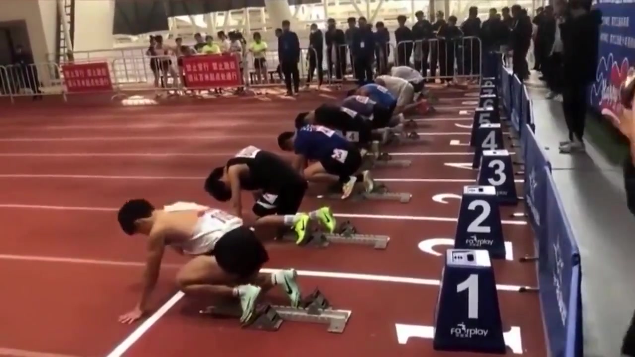男生赛前不断乱动,裁判鸣枪引男生不满!