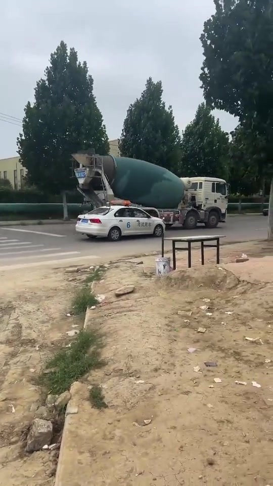 驾校考试车与水泥罐车的较量,罐车故意别停考试用车!