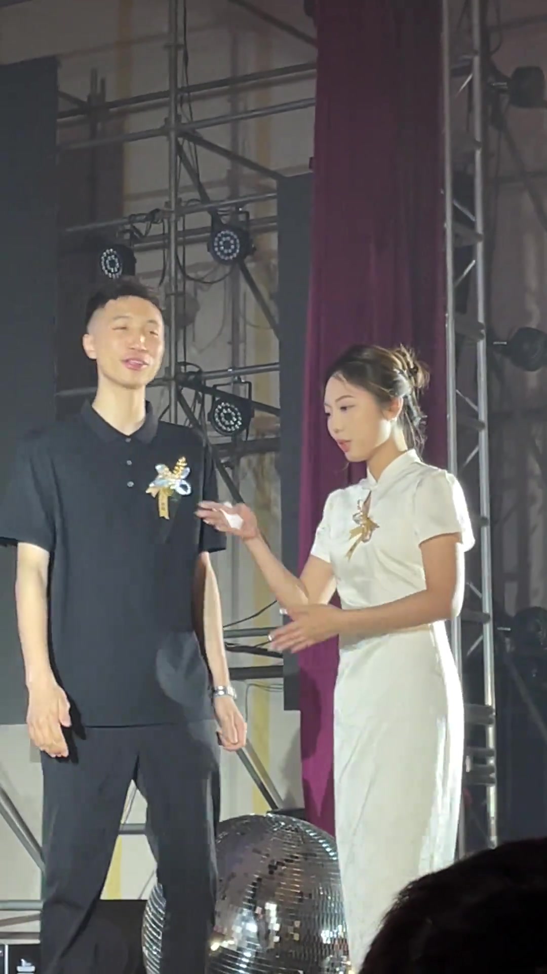 这伴郎也太牺牲自己了!