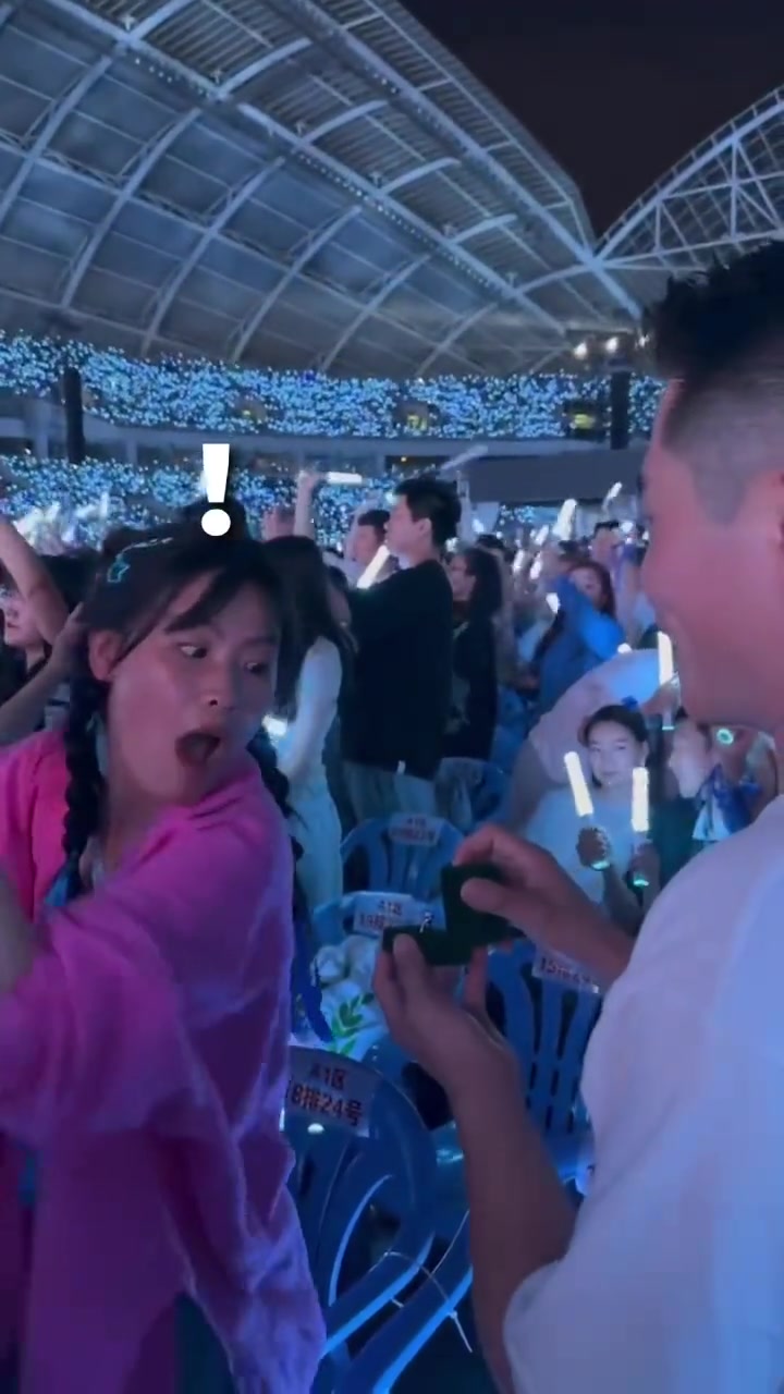 当社恐女生在演唱会上被求婚,第一反应是