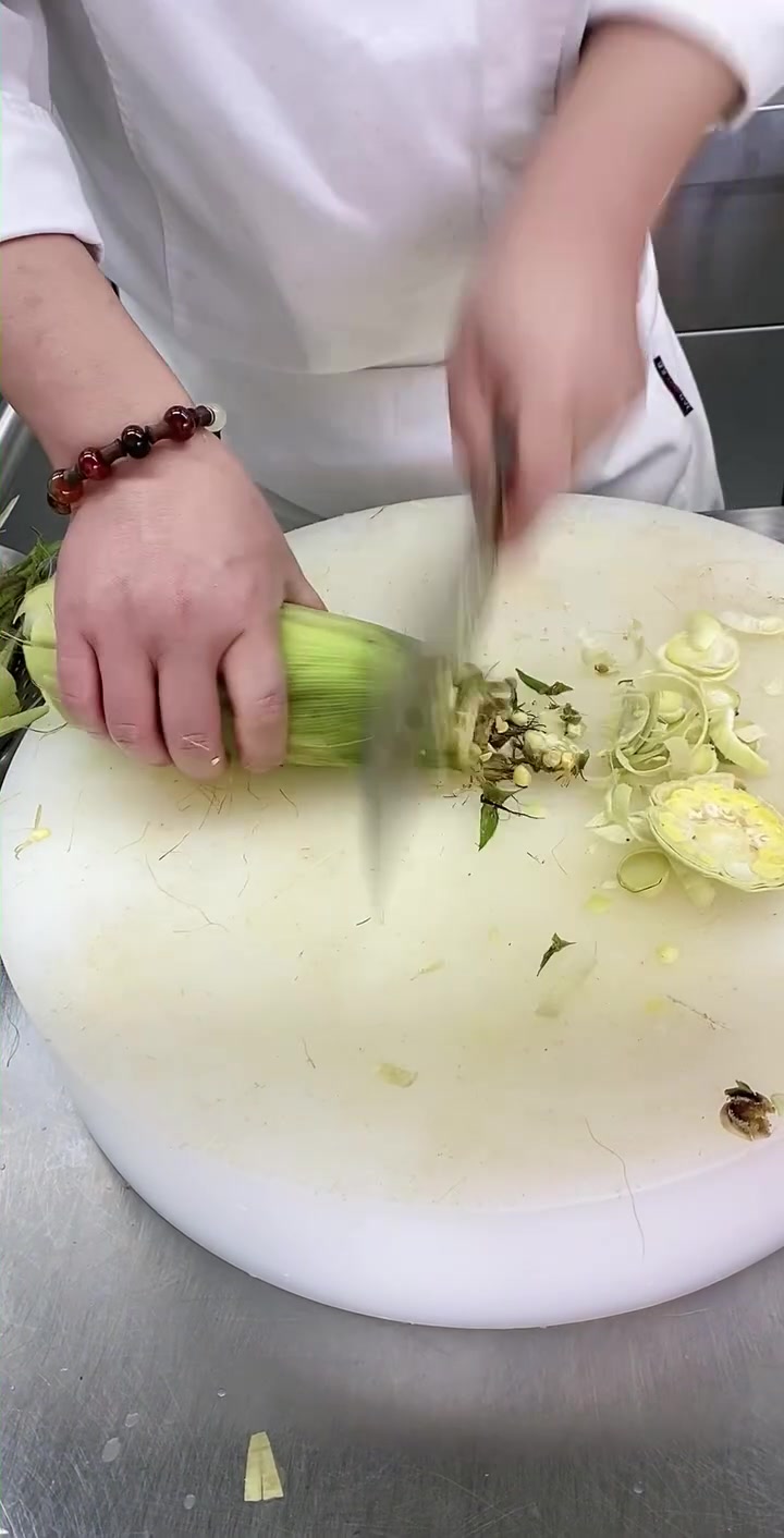 玉米去皮也是需要一些技巧的,这样做又方便还不会弄的到处都是