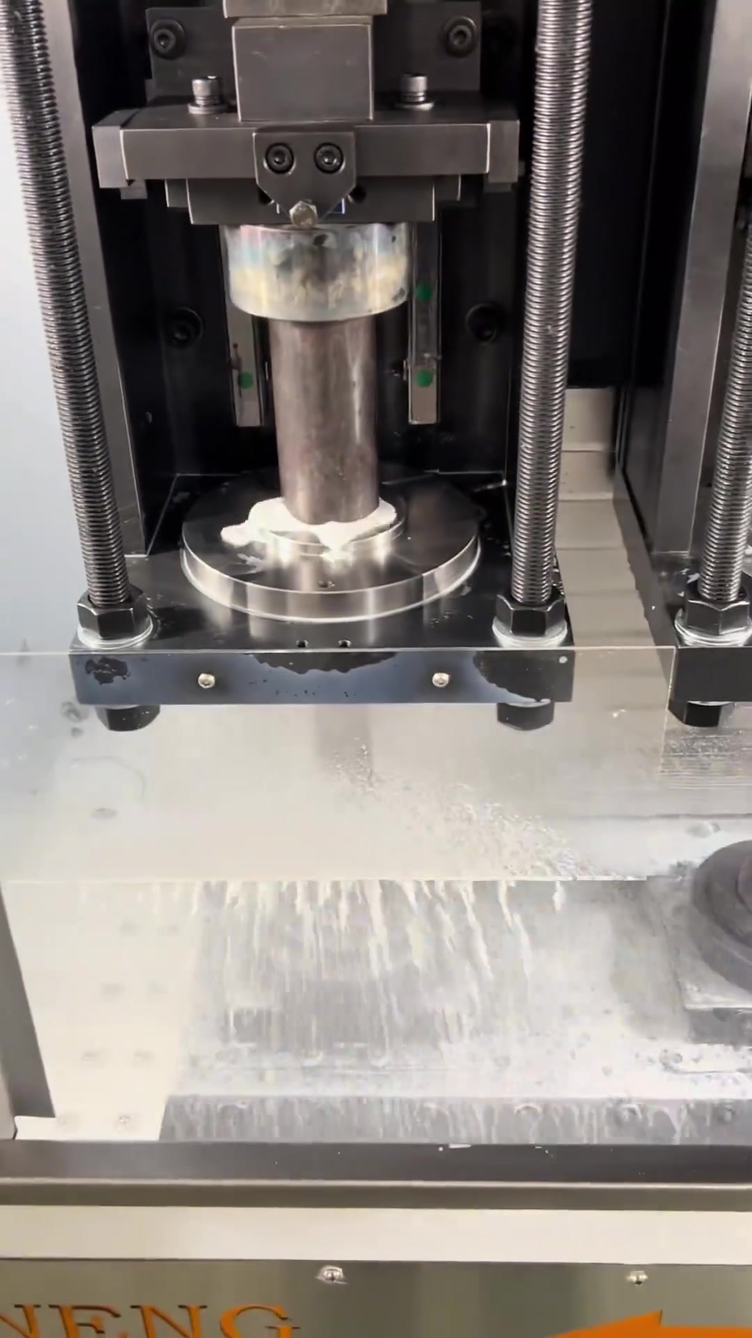 趁钢胚不注意打个孔