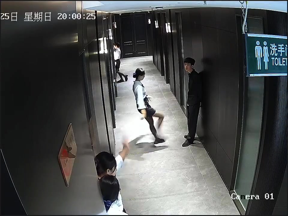 这女员工想偷袭男同事的要害,下一秒...