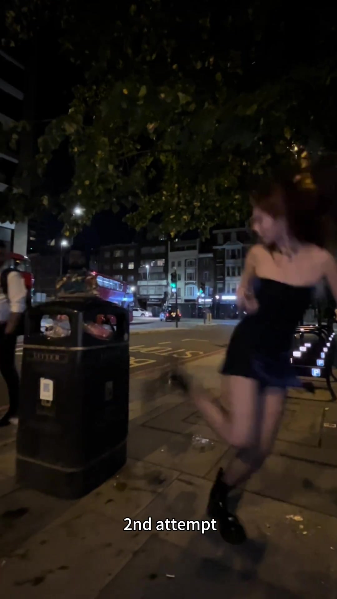 这必须得成功了!女子在伦敦街头秀球技,被老外围观..