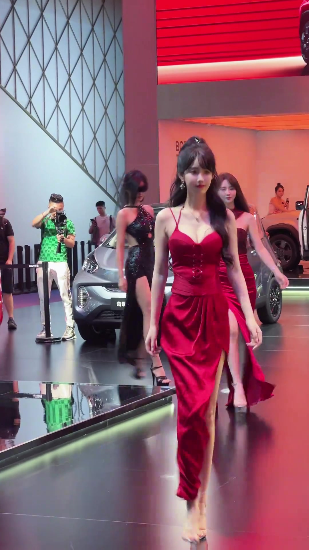 请这样的车模,谁还看车啊