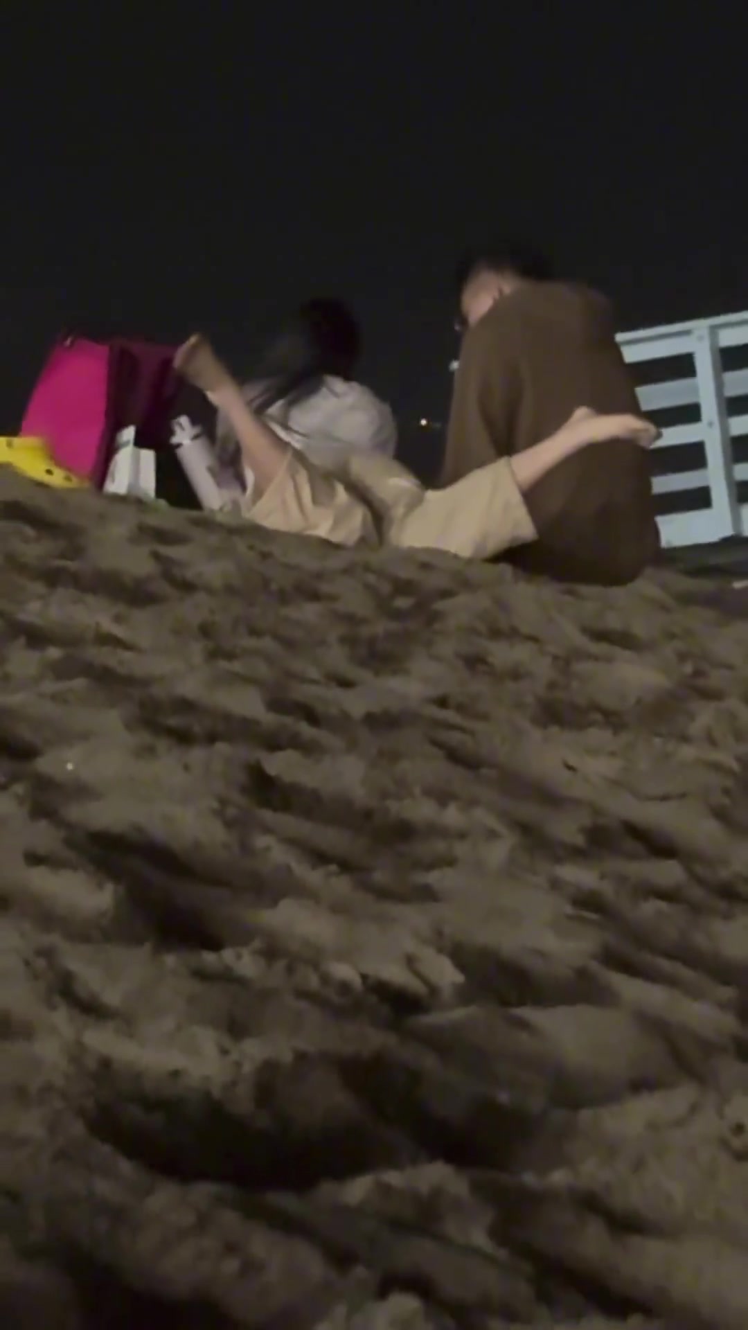 小姐姐开心的脚指头都瞒不住了