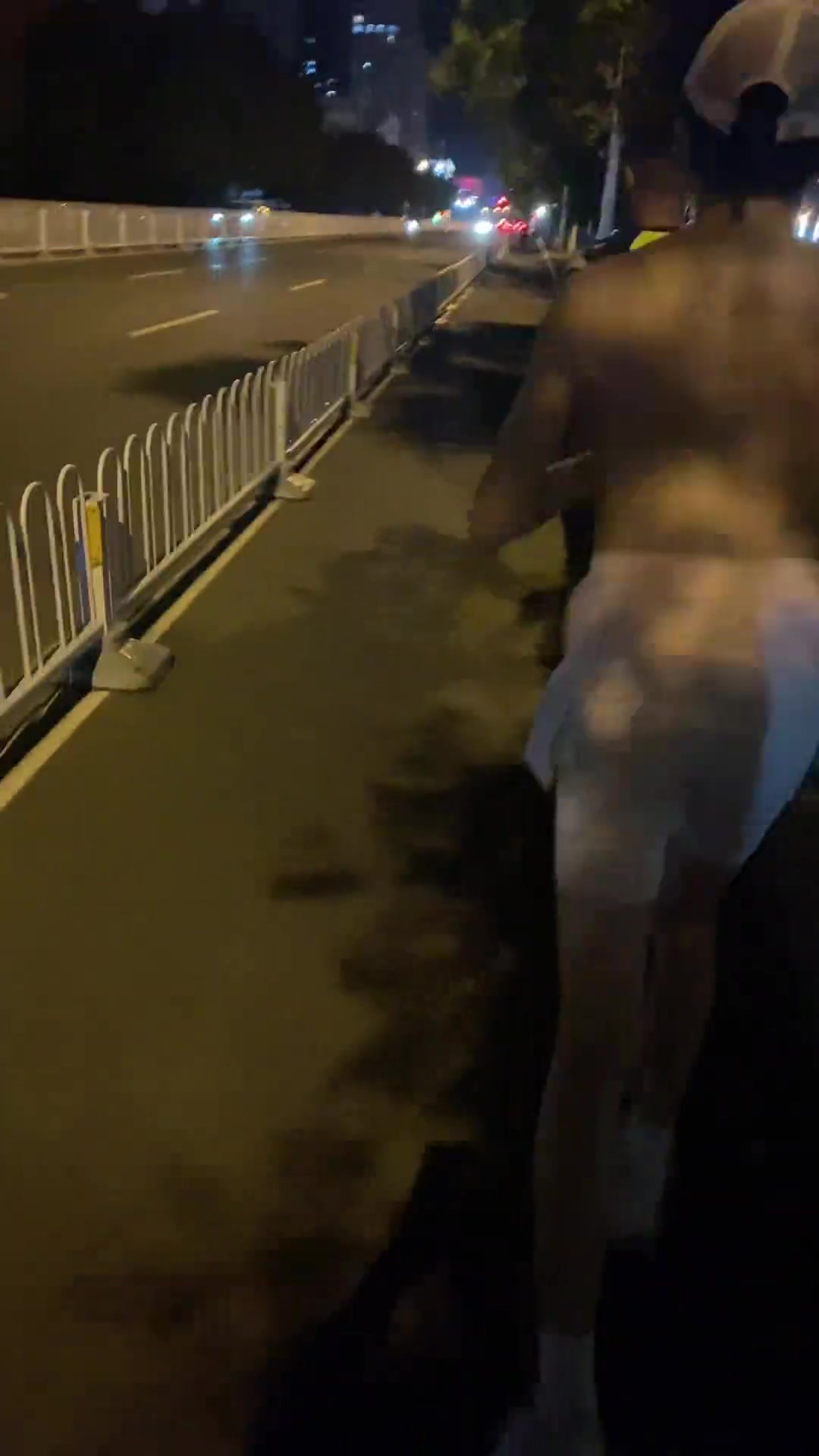 说实话从背影看不出来这位的性别