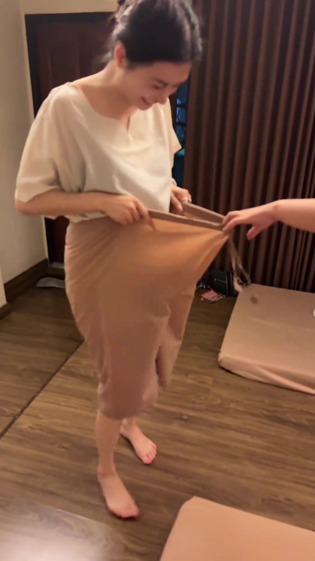 小姐姐这裤子还可以塞一个人下去