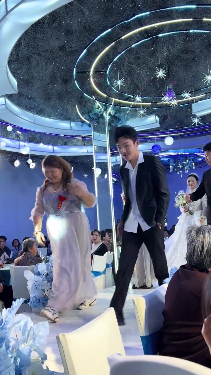 这个小伙子从小就绅士,从不碰女孩的手!