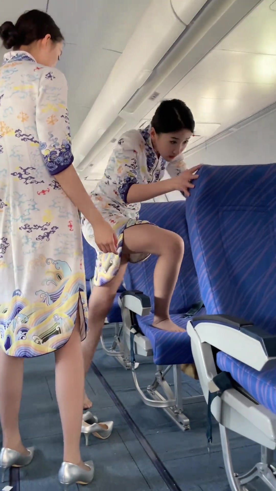 两个配合很默契的同事...