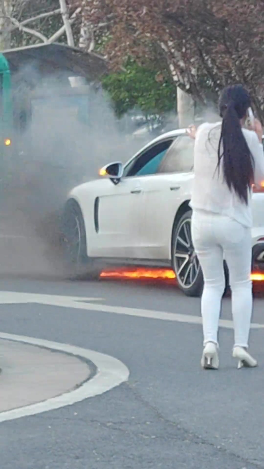 保时捷帕拉梅拉着火,女车主挥手急求救!